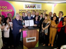 Jerônimo sanciona leis que reajustam salários de 45 mil servidores; impacto econômico é de quase R$ 1 bilhão