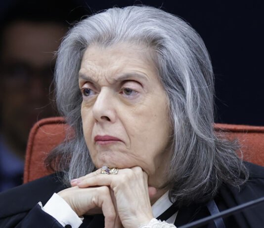 Advogado afirma que ex-ministro tentou demover Jair Bolsonaro, e Cármen Lúcia pergunta: ‘Demover de quê?’; saiba mais