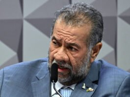 Antes mesmo de encontro de conselho, Carlos Lupi foi avisado da possibilidade de descontos ilegais em aposentadorias