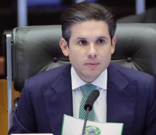 PL Antifacção: Hugo Motta mantém deputado Derrite em relatoria; governistas já criticaram e a oposição comemora