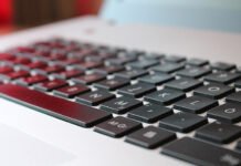 Deixar o notebook na tomada o dia todo estraga a bateria?
