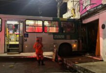 Ônibus bate em prédio e deixa 12 feridos em bairro de Salvador