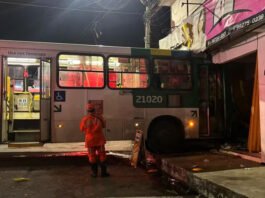 Ônibus bate em prédio e deixa 12 feridos em bairro de Salvador