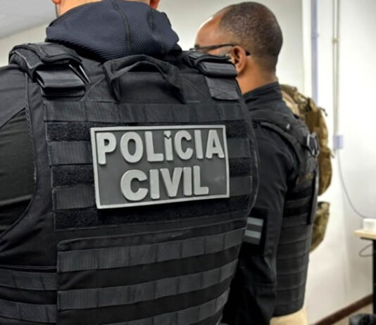 Suspeito de tráfico de drogas é preso após ser denunciado por violência doméstica