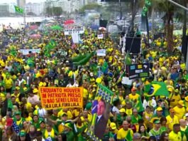 Apoiadores de Bolsonaro protestam em Copacabana e pedem anistia para condenados por atos golpistas