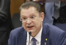 Líder do PL diz que anistia não será votada antes de julgamento de Bolsonaro após reunião com Motta