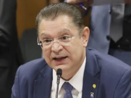 Líder do PL diz que anistia não será votada antes de julgamento de Bolsonaro após reunião com Motta