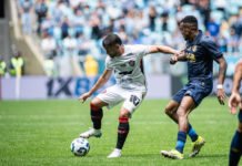 Vitória peca na defesa e perde para o Grêmio em estreia de Jair Ventura em jogo do Campeonato Brasileiro