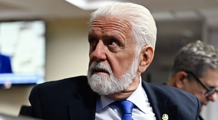 Jaques Wagner é alvo de operação da PF que investiga corrupção e lavagem de dinheiro no caso Banco Master
