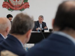 Tarcísio se desculpa por brincadeira com Coca-Cola durante coletiva sobre casos de intoxicação por metanol: ‘Errei’