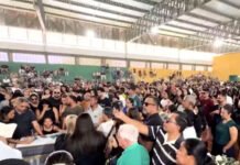 Corpos de tio e sobrinho que morreram ao baterem carros após despedida de solteiro são enterrados na Bahia