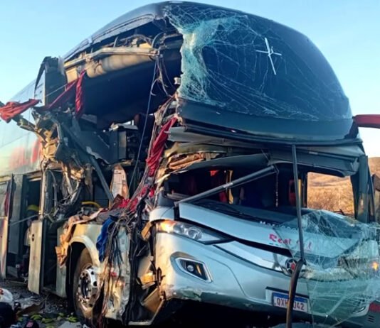 Acidente entre ônibus e carreta deixa um morto e cinco feridos no oeste da Bahia, diz Polícia Rodoviária Federal