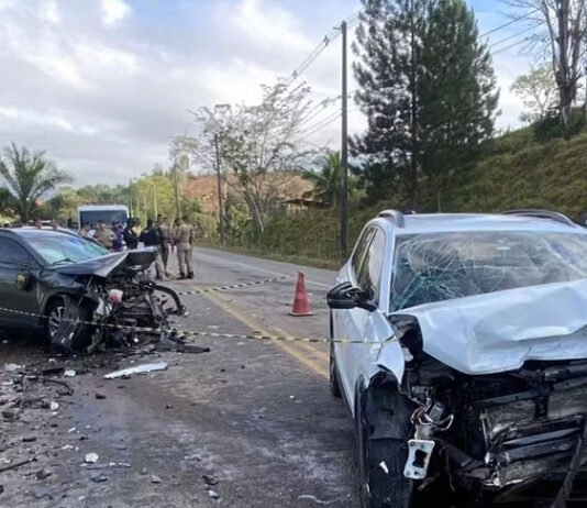 Tio policial e sobrinho morrem ao baterem carros de frente na BR-101 após despedida de solteiro no sul da Bahia