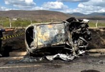 Cirurgião-dentista morre após batida entre carro e carreta que transportava areia em rodovia no norte da Bahia