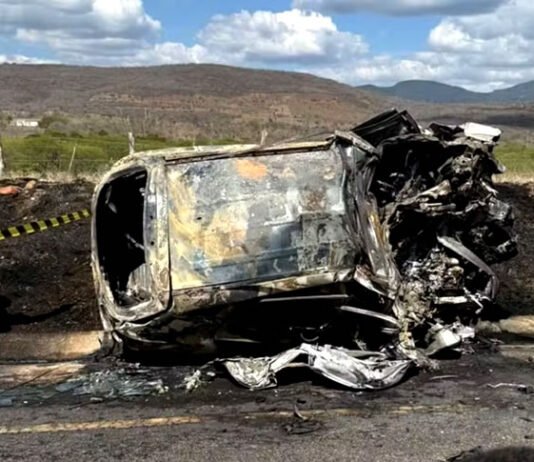 Cirurgião-dentista morre após batida entre carro e carreta que transportava areia em rodovia no norte da Bahia