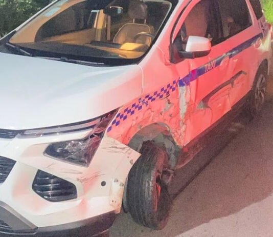 Falha mecânica faz motorista perder controle de Gol e colidir com táxi em Itaparica