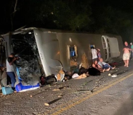 Tragédia: acidente com ônibus que vinha à Bahia deixa 15 mortos e 17 feridos; veículo transportava 30 passageiros