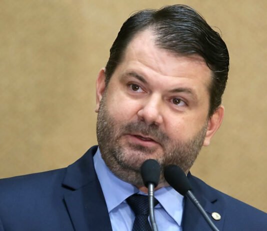 ‘Ele é aberto, suprapartidário’, diz Angelo Coronel Filho sobre os encontros do pai senador com políticos de oposição; veja