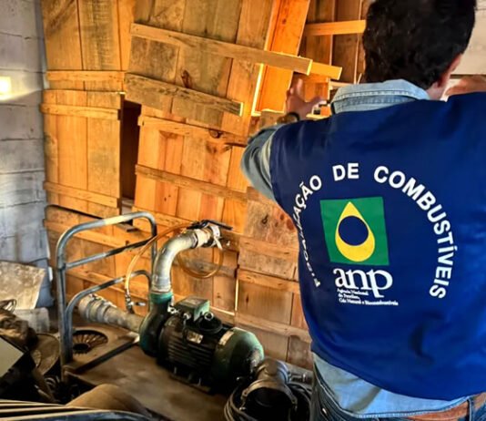 Operação na Bahia expõe elo entre PCC e fraudes em combustíveis e mandados de busca e apreensão foram realizados