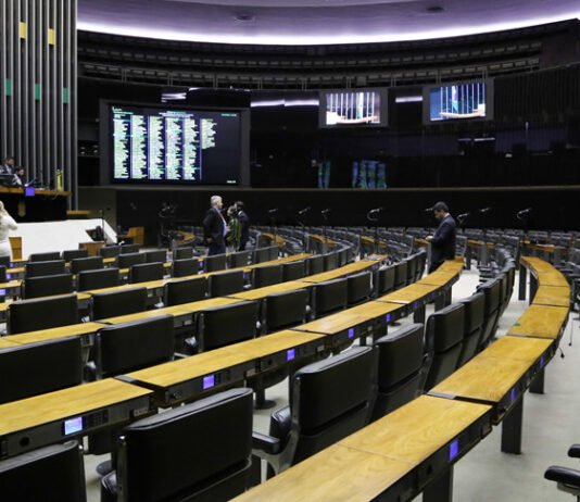 União Brasil lidera perdas e PL registra maior ganho de deputados federais na janela partidária até o momento