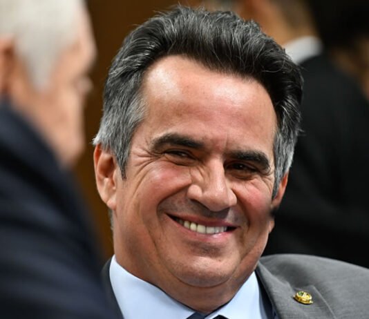 Nas redes sociais, Eduardo Bolsonaro e Ciro Nogueira trocaram alfinetadas e já expõem racha dentro da direita; confira