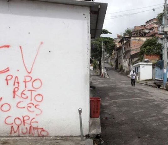 Comando Vermelho domina mais de 15 bairros de Salvador e acendeu alerta de retaliação após operação no RJ; confira