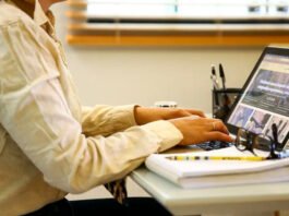 Mesmo mais escolarizadas, mulheres ganham quase 20% a menos que homens, diz IBGE