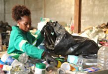Em apenas um mês de funcionamento, mais de seis toneladas de resíduos já foram reaproveitados pelo Cruz Recicla: material é recolhido nas casas; confira