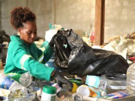 Em apenas um mês de funcionamento, mais de seis toneladas de resíduos já foram reaproveitados pelo Cruz Recicla: material é recolhido nas casas; confira