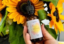 Estudantes baianas utilizam buriti e hibisco para criar bronzeador sustentável; conheça o projeto