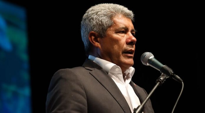 Jerônimo presta solidariedade a ACM Neto após susto em avião