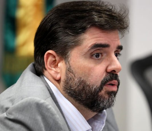 Secretário da SERIN-BA, Adolpho Loyola rebate críticas da oposição sobre ponte Salvador-Itaparica e diz: ‘Desesperados’
