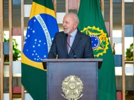 Lula tem aprovação de 51,2% e desaprovação de 48,1%, diz a AtlasIntel; em setembro, aprovação era de 50,8%