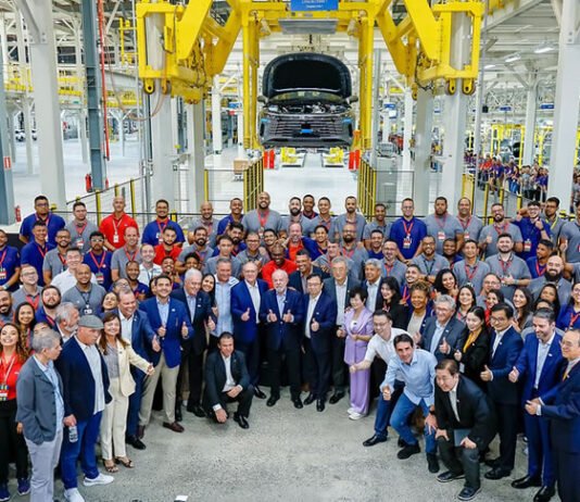 Lula celebra nova fábrica e exalta dignidade do povo baiano; evento contou com a presença do governador Jerônimo