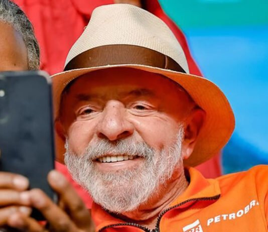A um ano das eleições 2026, oposição de direita está cometendo erros que têm aberto caminho para Lula se fortalecer