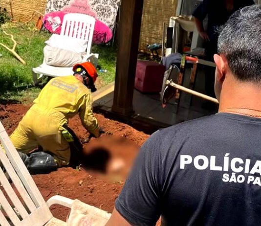 Mulher é presa suspeita de matar companheiro com golpes de tesoura e enterrar corpo no quintal em São Paulo