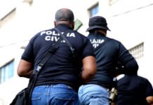 Homem apontado como o chefe do tráfico de drogas no Recôncavo da Bahia é preso: agentes precisaram usar a força para entrar no imóvel em Muritiba; veja