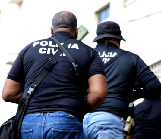 Homem apontado como o chefe do tráfico de drogas no Recôncavo da Bahia é preso: agentes precisaram usar a força para entrar no imóvel em Muritiba; veja