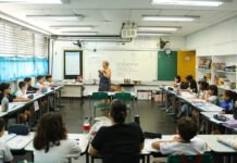 Bônus de R$ 3 mil para professores: veja quem tem direito e como garantir cartão