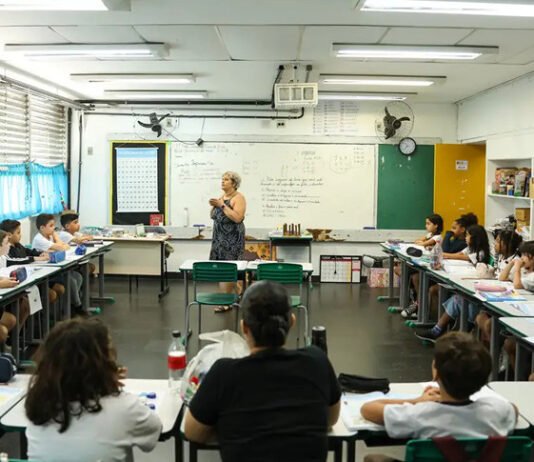 Bônus de R$ 3 mil para professores: veja quem tem direito e como garantir cartão