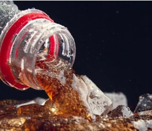 Bebidas açucaradas elevam em 34% o risco de transtornos de ansiedade em adolescentes, aponta estudo; veja mais