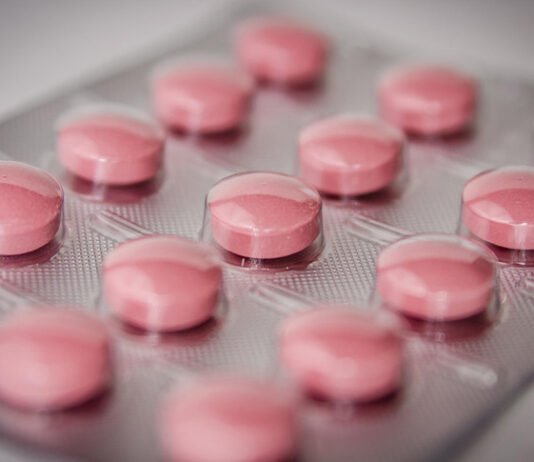 Omeprazol causa demência? O que se sabe sobre os riscos do uso contínuo