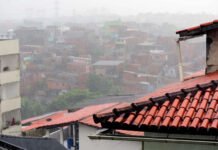 Destelhamentos, alagamentos e quedas de árvore: chuva causa estragos em Salvador e região metropolitana