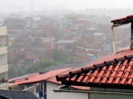 Destelhamentos, alagamentos e quedas de árvore: chuva causa estragos em Salvador e região metropolitana