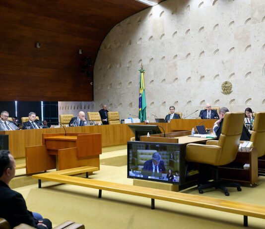 Ministros do Supremo defendem prisão domiciliar para Bolsonaro e alertam para aumento do desgaste da Corte