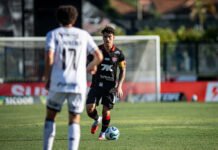 Em jogo de sete gols, Vitória perde para o Vasco em São Januário e fica dentro da zona de rebaixamento