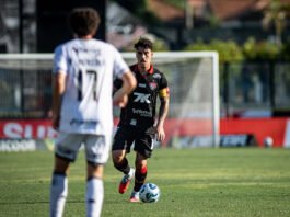 Em jogo de sete gols, Vitória perde para o Vasco em São Januário e fica dentro da zona de rebaixamento