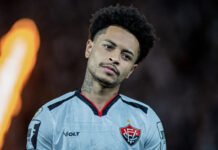 Matheuzinho lamenta gols perdidos e garante que derrota não abala o Vitória: ‘Erguer a cabeça, nada arrasado’