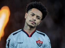 Matheuzinho lamenta gols perdidos e garante que derrota não abala o Vitória: ‘Erguer a cabeça, nada arrasado’