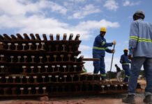 Obras do VLT avançam com chegada dos primeiros trilhos no Trecho 2